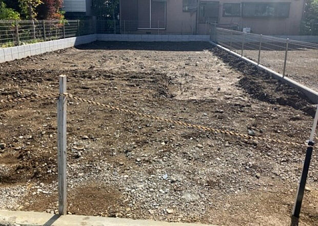 【玄関_2】玄関は、狭すぎると複数人で使いにくく、広すぎても無駄な空間になりがちです。最低2畳を目安にして、家の広さとの兼ね合いや家族の人数を考慮して決めるとよいでしょう。現地を見学して快適な玄関を選びましょう！