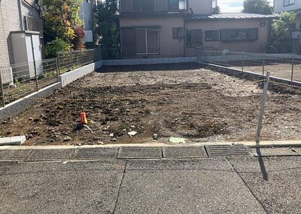 【駐車場_2】駐車場と明記されていても、最小スペースでつくられた駐車場だと大型車は駐車できなかったり、出入りしにくくなったりする可能性があります。お車のサイズと購入したい物件の駐車場のサイズを現地で確認しましょう。