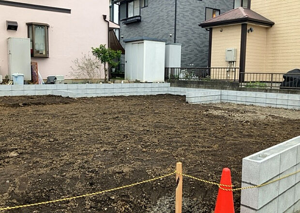 【構造・工法・仕様_2】ベタ基礎とは、柱の位置に関係なく全体に基礎がある事を指し、面積が大きい分建物の重さを全体に分散できます。また、地面からの湿気や害虫を遮断でき、木造住宅で心配されるシロアリ被害を防ぐ効果も期待できます。