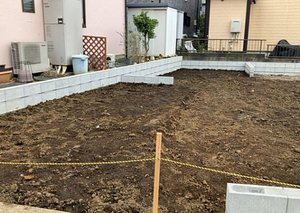 【庭_2】庭のある家に住むことのメリットとして、子どもたちの遊び場を確保できること、ガーデニングや家庭菜園を楽しめること、明るさを確保できることがあります。また、配置を工夫することでプライバシーが確保できます。