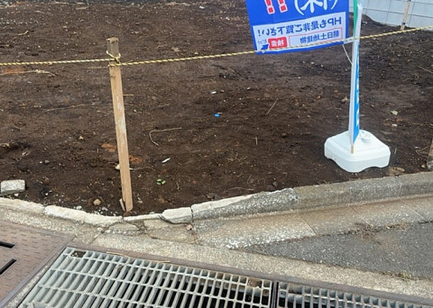 【庭_2】庭のある家に住むことのメリットとして、子どもたちの遊び場を確保できること、ガーデニングや家庭菜園を楽しめること、明るさを確保できることがあります。また、配置を工夫することでプライバシーが確保できます。