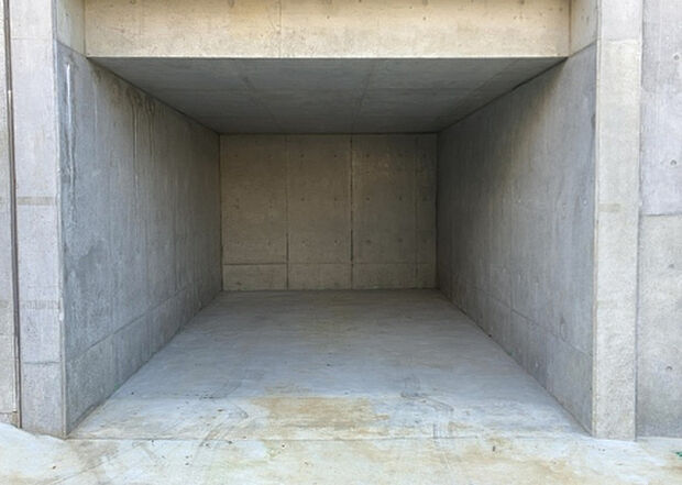 【駐車場】駐車場と明記されていても、最小スペースでつくられた駐車場だと大型車は駐車できなかったり、出入りしにくくなったりする可能性があります。お車のサイズと購入したい物件の駐車場のサイズを現地で確認しましょう。