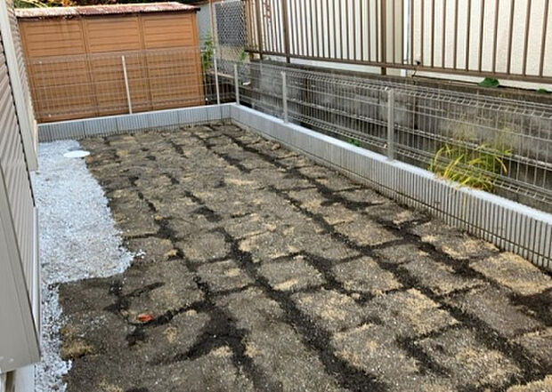 【庭】庭があることでガーデニングや家庭菜園はもちろん、こどもの遊び場やペットを放して遊ぶことができます。また、家の周囲に余裕があるということです。隣地との間があれば、十分な日当たりと、風通しが確保できます。