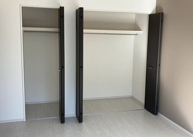 【ウォークインクローゼット】ウォークインクローゼットがあれば、クローゼット内でコーディネートが完成できますし、季節の変わり目に行う衣替えの手間も省けます。また、スーツケースなど大きいものもしまうことができ使い勝手がよいです。
