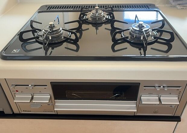 【キッチンコンロ】キッチンコンロは、料理の質を大きく左右する重要な設備です。火力調整のしやすさ、グリル機能の有無、安全装置の充実度など、選ぶポイントがたくさんあります。特に、IHクッキングヒーターは、お手入れのしやすさや安全性が高く、近年人気が高まっています。