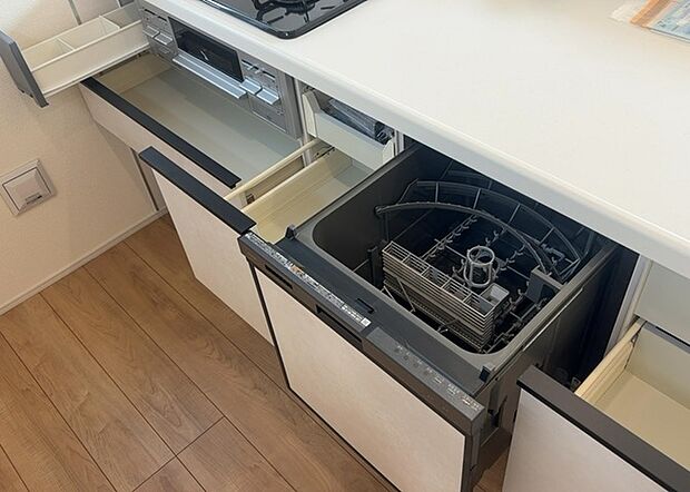 【キッチン床下収納】キッチン床下収納は、調理器具や食器などをスッキリと収納できる便利なスペースです。収納量が多いもの、引き出しがスムーズに開閉するものなど、使い勝手の良いものを選ぶことが大切です。また、湿気がこもりやすい場所なので、通気性の良いものを選ぶこともおすすめです。