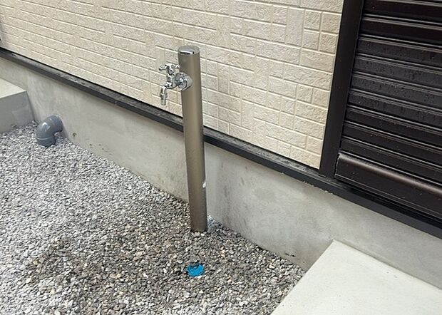 【外水栓】外水栓は、庭の水やりや洗車など、様々な用途に使える便利な設備です。ホースがしっかりと接続できるもの、水圧が安定しているものなど、使い勝手の良いものを選びましょう。また、凍結防止機能が付いているものなら、冬場でも安心して使用できます。