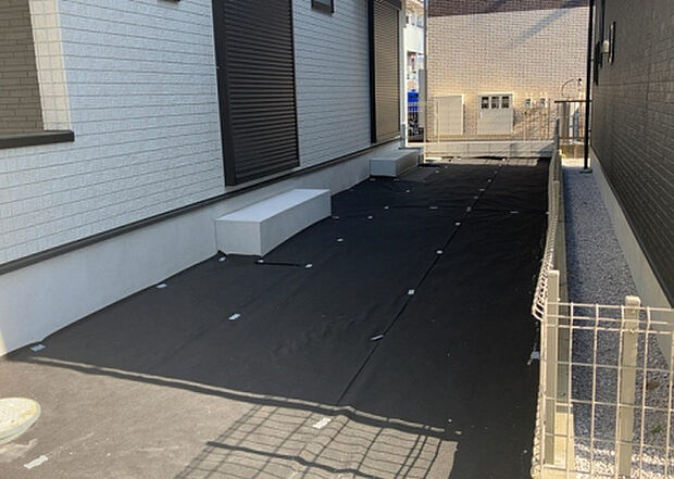 【庭】庭があることでガーデニングや家庭菜園はもちろん、こどもの遊び場やペットを放して遊ぶことができます。また、家の周囲に余裕があるということです。隣地との間があれば、十分な日当たりと、風通しが確保できます。