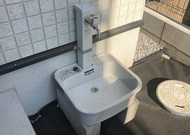 【その他設備】敷地内には、散水栓や立水栓があります。水道水を直接利用できるため、水を運ぶ手間を省くことが出来ます。大量の水を必要とする洗車作業や清掃などに役立ちます。その他設備とあわせて、現地でご確認ください。