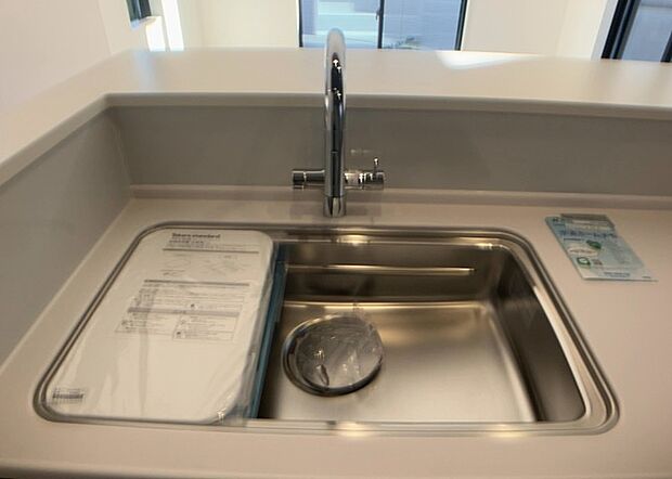 【キッチン水栓】キッチン水栓は、毎日必ず使うものだからこそ、使いやすさが重要です。シャワーヘッドの切り替えがスムーズか、吐水量が調節できるか、水しぶきが飛び散りにくい構造か、浄水機能が付いているかなど、日々の家事を快適にするための機能が数多くあります。また、デザインも多種多様なので、キッチン全体の雰囲気に合わせたものを選ぶことができます。