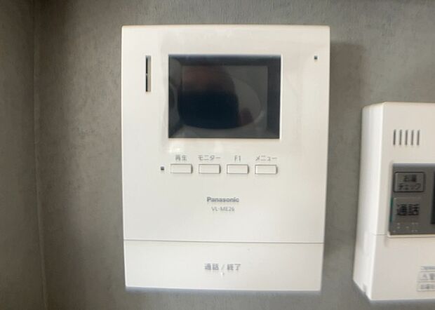 【TVモニター付きインターホン】TVモニター付きインターホンは、来訪者の顔を確認できるだけでなく、音声でやり取りすることもできるため、セキュリティ面で安心できる設備です。モニター画面が大きく見やすいもの、夜間でも来訪者をしっかりと確認できるものなど、機能性を重視したいところです。