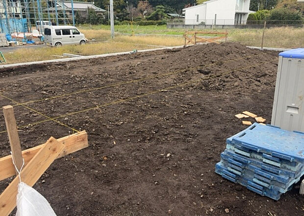 【構造・工法・仕様_2】ベタ基礎とは、柱の位置に関係なく全体に基礎がある事を指し、面積が大きい分建物の重さを全体に分散できます。また、地面からの湿気や害虫を遮断でき、木造住宅で心配されるシロアリ被害を防ぐ効果も期待できます。