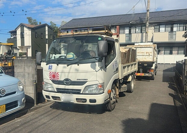 【前面道路含む現地写真_3】お持ちの車種によっては前面道路が広い方が便利でしょう。しかし、前面道路が広ければその分交通量が多くなるため、騒音などが気になる場合があります。実際に現地を見学し、周辺交通量や騒音などを確認しましょう！