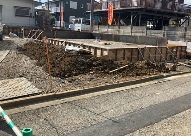 【その他設備】敷地内には、散水栓や立水栓があります。水道水を直接利用できるため、水を運ぶ手間を省くことが出来ます。大量の水を必要とする洗車作業や清掃などに役立ちます。その他設備とあわせて、現地でご確認ください。