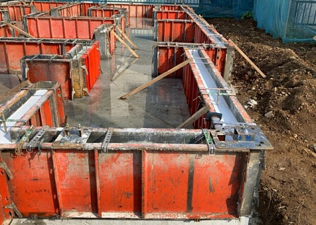 【構造・工法・仕様_2】ベタ基礎とは、柱の位置に関係なく全体に基礎がある事を指し、面積が大きい分建物の重さを全体に分散できます。また、地面からの湿気や害虫を遮断でき、木造住宅で心配されるシロアリ被害を防ぐ効果も期待できます。