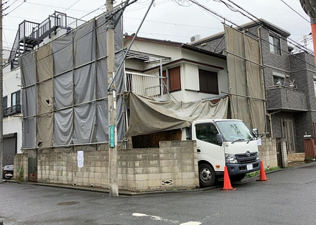 【構造・工法・仕様_2】ベタ基礎とは、柱の位置に関係なく全体に基礎がある事を指し、面積が大きい分建物の重さを全体に分散できます。また、地面からの湿気や害虫を遮断でき、木造住宅で心配されるシロアリ被害を防ぐ効果も期待できます。