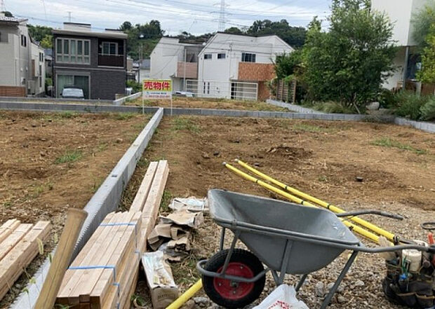 【外観_3】現地に行くなら、物件の周囲の地形がどうなっているかを見ることも大切です。周辺より低くなっている土地では、大雨などで水が集まりやすいため、地盤が弱くなっているということも考えられるため、注意が必要です。