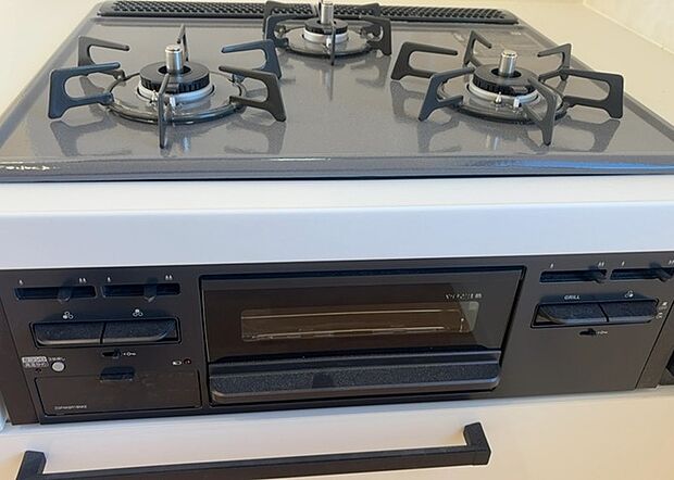 【キッチンコンロ】キッチンコンロは、料理の質を大きく左右する重要な設備です。火力調整のしやすさ、グリル機能の有無、安全装置の充実度など、選ぶポイントがたくさんあります。特に、IHクッキングヒーターは、お手入れのしやすさや安全性が高く、近年人気が高まっています。