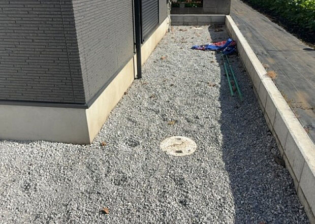 【庭】庭があることでガーデニングや家庭菜園はもちろん、こどもの遊び場やペットを放して遊ぶことができます。また、家の周囲に余裕があるということです。隣地との間があれば、十分な日当たりと、風通しが確保できます。