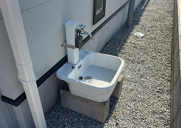 【その他設備】敷地内には、散水栓や立水栓があります。水道水を直接利用できるため、水を運ぶ手間を省くことが出来ます。大量の水を必要とする洗車作業や清掃などに役立ちます。その他設備とあわせて、現地でご確認ください。
