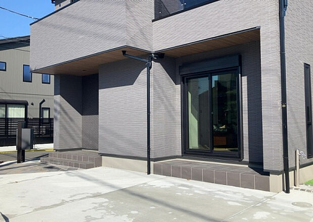 【駐車場】駐車場と明記されていても、最小スペースでつくられた駐車場だと大型車は駐車できなかったり、出入りしにくくなったりする可能性があります。お車のサイズと購入したい物件の駐車場のサイズを現地で確認しましょう。