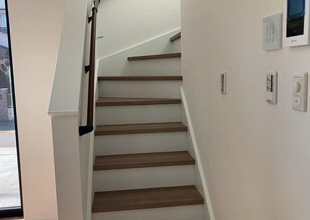 【内装】建物の上下階の通路である階段は、その位置によって動線や室内の印象が大きく左右されます。手摺にも重要な役割があり、転倒の防止・歩行や動作を円滑にして日常生活を支えることを主な目的として設置されています。