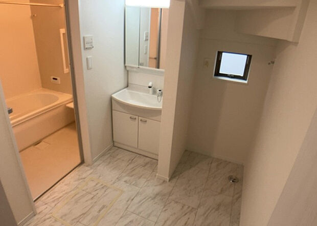 【脱衣場】多くの戸建て住宅で見かける洗面脱衣所は、洗面台と洗濯機が2畳ほどのスペースに並べられていて、洗面所が脱衣所を兼ね備えている間取りが一般的です。お客様が利用することもある、パブリックな空間でもあります。