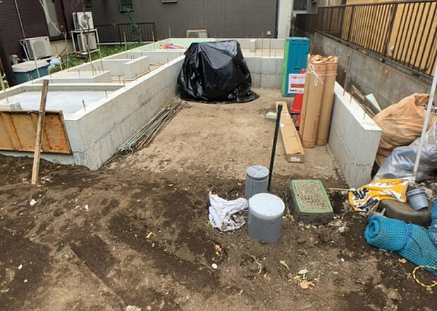 【駐車場_2】駐車場と明記されていても、最小スペースでつくられた駐車場だと大型車は駐車できなかったり、出入りしにくくなったりする可能性があります。お車のサイズと購入したい物件の駐車場のサイズを現地で確認しましょう。