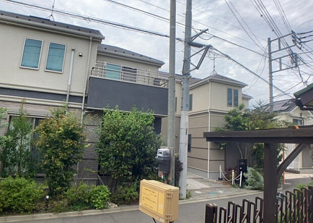 【物件からの展望_2】眺望を気にして物件を探す場合、前面に建物が建っていないか現地で確認しましょう！前面に建物があると景色はもちろん、日当たりや風通しにも影響が出てきます。住んだ時のことを想像しながら現地見学をしましょう。