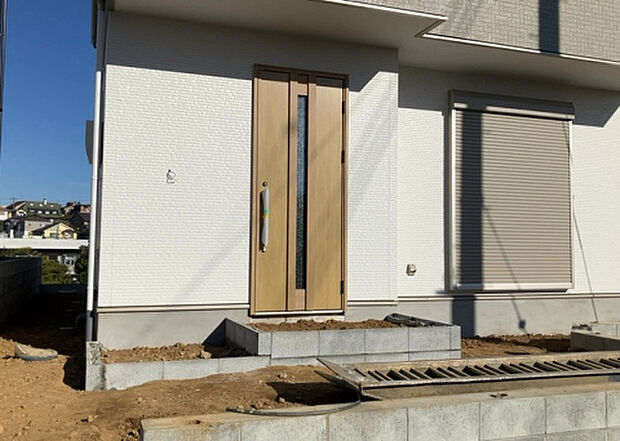 【玄関_2】玄関は、狭すぎると複数人で使いにくく、広すぎても無駄な空間になりがちです。最低2畳を目安にして、家の広さとの兼ね合いや家族の人数を考慮して決めるとよいでしょう。現地を見学して快適な玄関を選びましょう！