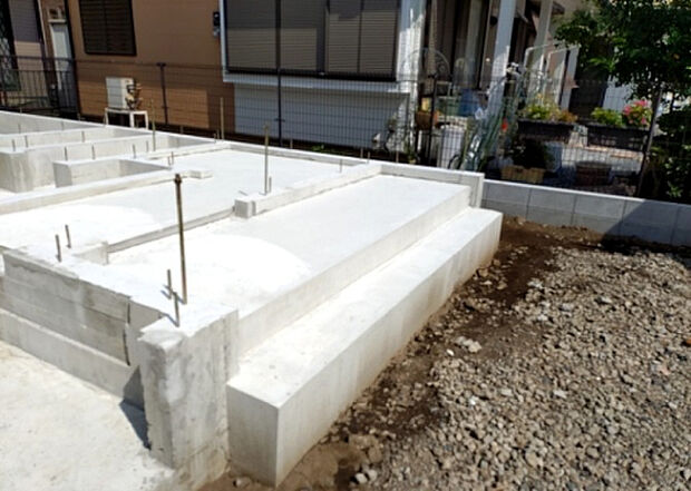 【玄関】玄関は家の顔でもあり、家族以外の目にも止まる場所です。玄関は外との間を仕切る扉、靴などをしまっておく収納スペース、靴脱ぎのたたきスペース、来客とのやり取りをするドアホンなど複数のアイテムからなります。