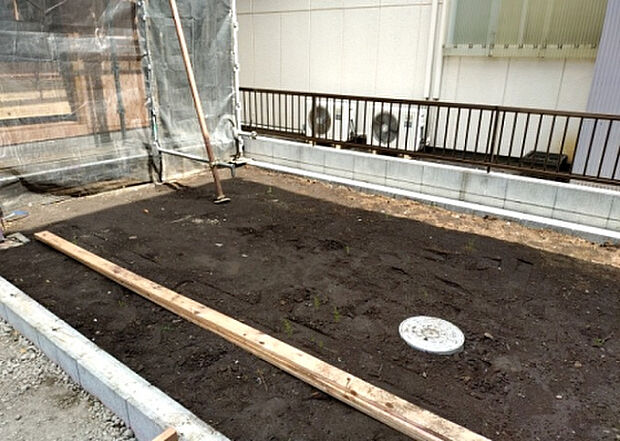 【庭_2】庭のある家に住むことのメリットとして、子どもたちの遊び場を確保できること、ガーデニングや家庭菜園を楽しめること、明るさを確保できることがあります。また、配置を工夫することでプライバシーが確保できます。