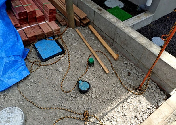 【その他設備】敷地内には、散水栓や立水栓があります。水道水を直接利用できるため、水を運ぶ手間を省くことが出来ます。大量の水を必要とする洗車作業や清掃などに役立ちます。その他設備とあわせて、現地でご確認ください。