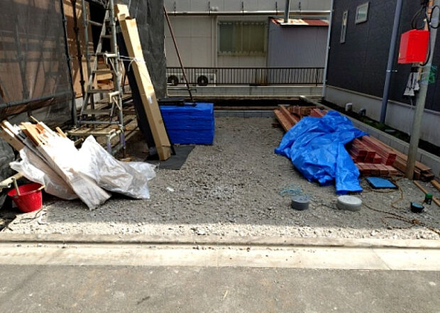 【駐車場_2】駐車場と明記されていても、最小スペースでつくられた駐車場だと大型車は駐車できなかったり、出入りしにくくなったりする可能性があります。お車のサイズと購入したい物件の駐車場のサイズを現地で確認しましょう。