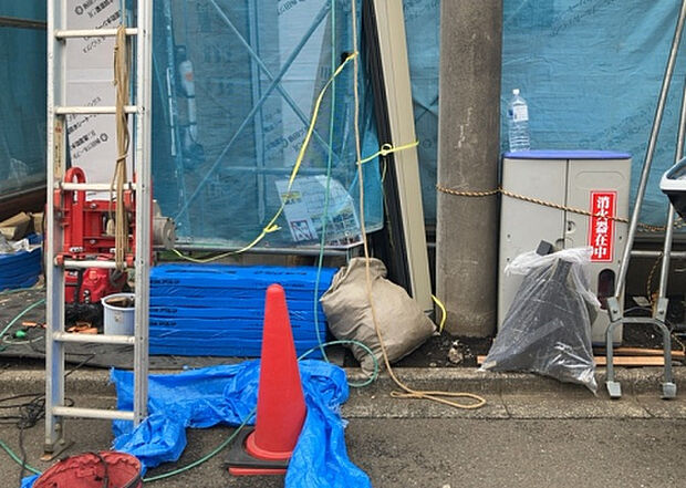 【構造・工法・仕様_2】ベタ基礎とは、柱の位置に関係なく全体に基礎がある事を指し、面積が大きい分建物の重さを全体に分散できます。また、地面からの湿気や害虫を遮断でき、木造住宅で心配されるシロアリ被害を防ぐ効果も期待できます。