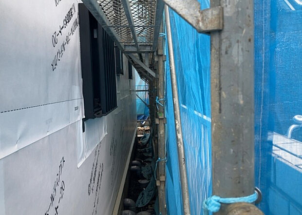 【庭_2】庭のある家に住むことのメリットとして、子どもたちの遊び場を確保できること、ガーデニングや家庭菜園を楽しめること、明るさを確保できることがあります。また、配置を工夫することでプライバシーが確保できます。