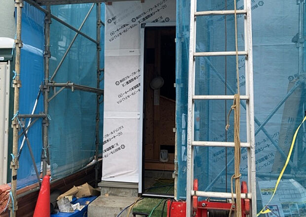 【玄関】玄関は家の顔でもあり、家族以外の目にも止まる場所です。玄関は外との間を仕切る扉、靴などをしまっておく収納スペース、靴脱ぎのたたきスペース、来客とのやり取りをするドアホンなど複数のアイテムからなります。