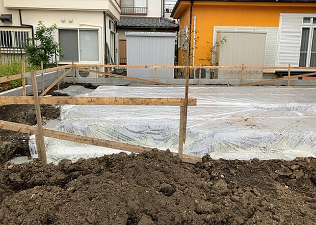 【構造・工法・仕様_2】ベタ基礎とは、柱の位置に関係なく全体に基礎がある事を指し、面積が大きい分建物の重さを全体に分散できます。また、地面からの湿気や害虫を遮断でき、木造住宅で心配されるシロアリ被害を防ぐ効果も期待できます。