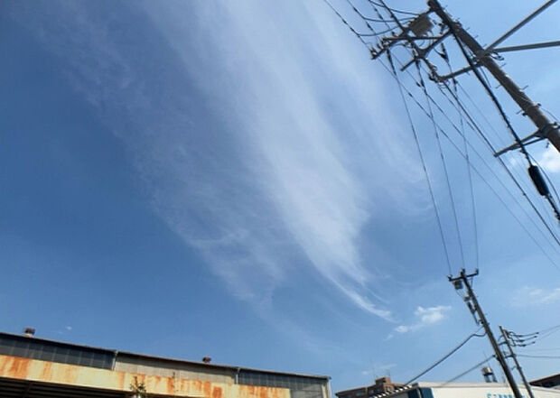 【物件からの展望_2】眺望を気にして物件を探す場合、前面に建物が建っていないか現地で確認しましょう!前面に建物があると景色はもちろん、日当たりや風通しにも影響が出てきます。住んだ時のことを想像しながら現地見学をしましょう。