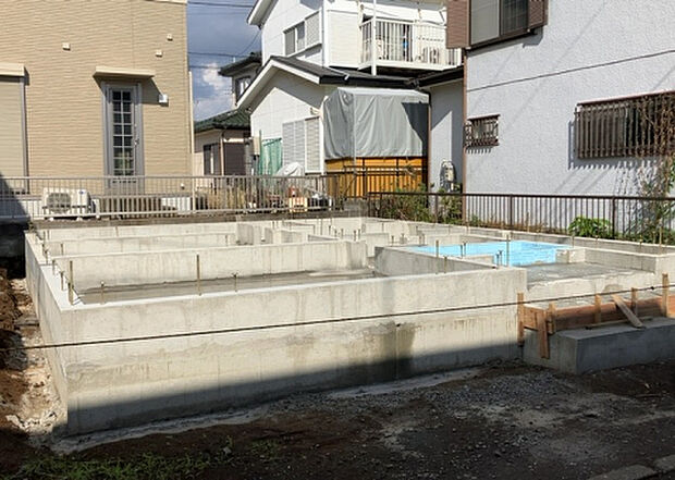 【外観_3】現地に行くなら、物件の周囲の地形がどうなっているかを見ることも大切です。周辺より低くなっている土地では、大雨などで水が集まりやすいため、地盤が弱くなっているということも考えられるため、注意が必要です。