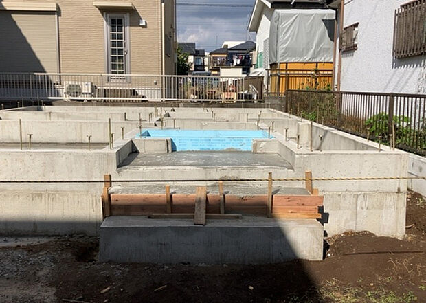 【玄関】玄関は家の顔でもあり、家族以外の目にも止まる場所です。玄関は外との間を仕切る扉、靴などをしまっておく収納スペース、靴脱ぎのたたきスペース、来客とのやり取りをするドアホンなど複数のアイテムからなります。