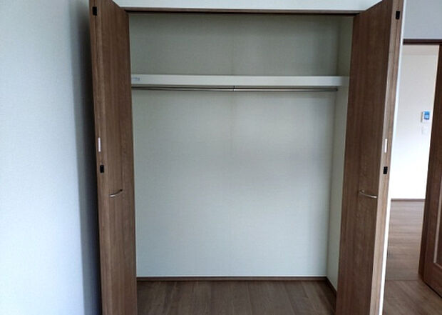 【ウォークインクローゼット】ウォークインクローゼットがあれば、クローゼット内でコーディネートが完成できますし、季節の変わり目に行う衣替えの手間も省けます。また、スーツケースなど大きいものもしまうことができ使い勝手がよいです。