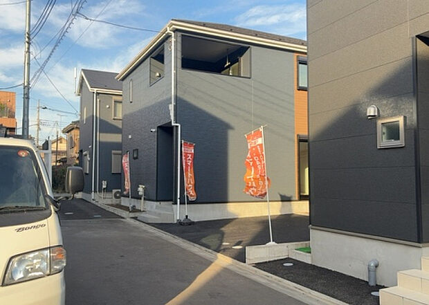 【前面道路含む現地写真_2】お持ちの車種によっては前面道路が広い方が便利でしょう。しかし、前面道路が広ければその分交通量が多くなるため、騒音などが気になる場合があります。実際に現地を見学し、周辺交通量や騒音などを確認しましょう!