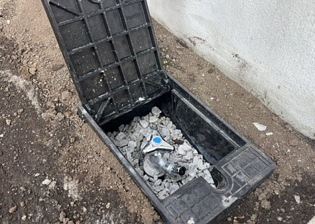 【その他設備】敷地内には、散水栓や立水栓があります。水道水を直接利用できるため、水を運ぶ手間を省くことが出来ます。大量の水を必要とする洗車作業や清掃などに役立ちます。その他設備とあわせて、現地でご確認ください。