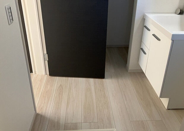 【脱衣場】多くの戸建て住宅で見かける洗面脱衣所は、洗面台と洗濯機が2畳ほどのスペースに並べられていて、洗面所が脱衣所を兼ね備えている間取りが一般的です。お客様が利用することもある、パブリックな空間でもあります。