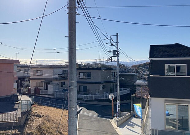 【物件からの展望】眺望を気にして物件を探す場合、前面に建物が建っていないか現地で確認しましょう！前面に建物があると景色はもちろん、日当たりや風通しにも影響が出てきます。住んだ時のことを想像しながら現地見学をしましょう。
