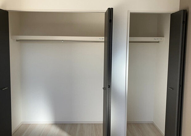 【ウォークインクローゼット】ウォークインクローゼットがあれば、クローゼット内でコーディネートが完成できますし、季節の変わり目に行う衣替えの手間も省けます。また、スーツケースなど大きいものもしまうことができ使い勝手がよいです。
