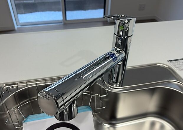 【キッチン水栓】キッチン水栓は、毎日必ず使うものだからこそ、使いやすさが重要です。シャワーヘッドの切り替えがスムーズか、吐水量が調節できるか、水しぶきが飛び散りにくい構造か、浄水機能が付いているかなど、日々の家事を快適にするための機能が数多くあります。また、デザインも多種多様なので、キッチン全体の雰囲気に合わせたものを選ぶことができます。