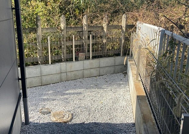 【庭】庭があることでガーデニングや家庭菜園はもちろん、こどもの遊び場やペットを放して遊ぶことができます。また、家の周囲に余裕があるということです。隣地との間があれば、十分な日当たりと、風通しが確保できます。