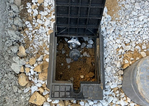 【その他設備】敷地内には、散水栓や立水栓があります。水道水を直接利用できるため、水を運ぶ手間を省くことが出来ます。大量の水を必要とする洗車作業や清掃などに役立ちます。その他設備とあわせて、現地でご確認ください。